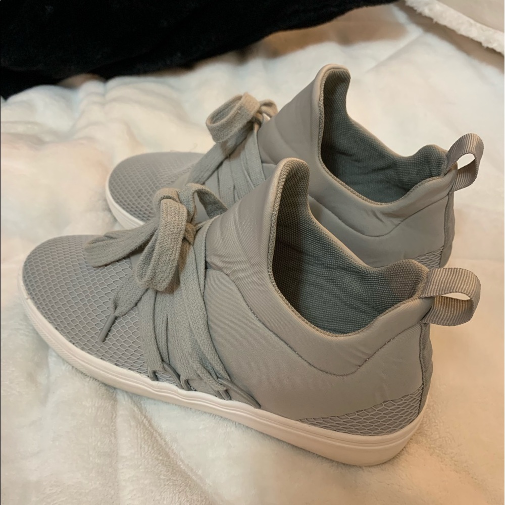 grey steve madden sneakers size 5.5